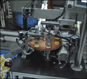 Cooking oil cap assembly machine.[ CPCO-43 ]